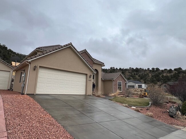 Building Photo - Beautiful Custom Home in Fiddlers Canyon