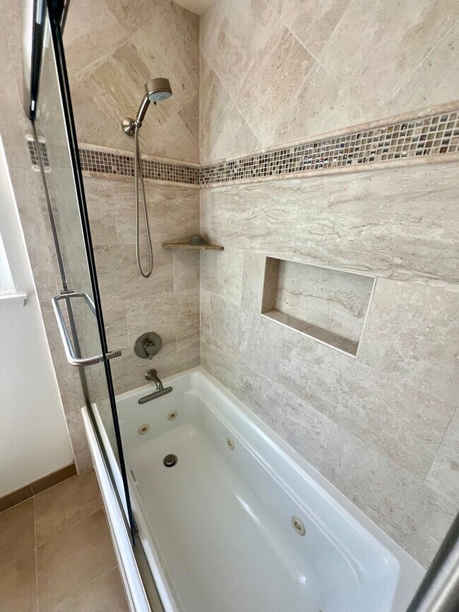 Building Photo - Beautifully Furnishee 2 bedroom, 2 bathroom Home