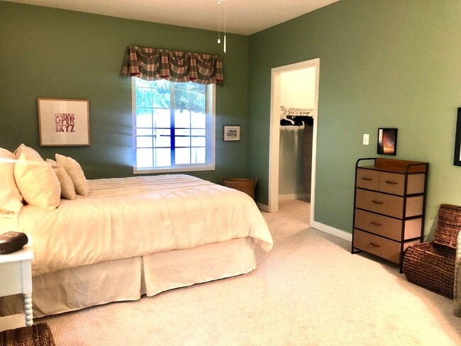 Building Photo - Charming oversized one bedroom cottage nestled quietly among a beautiful Bainbridge oasis