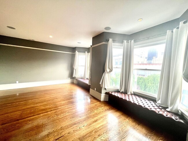 Building Photo - Welcome to North Beach! Premier 1 bed/ 2 B...