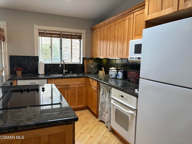 Building Photo - 1577 Tierra Rejada Rd