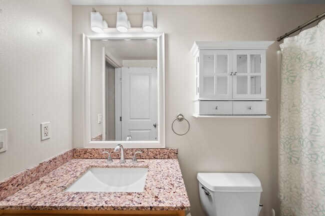 Building Photo - 2 Bed / 2 Bath Bridge-Level Condo with Ocean View & 2 parking stalls