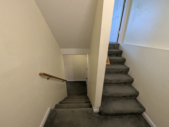 Building Photo - Immaculate End Unit in Desirable Weatherst...