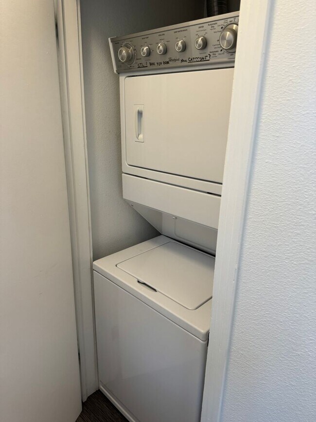 Building Photo - 326 Stewart St