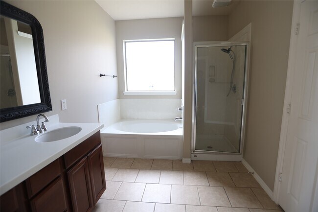 Building Photo - 5547 Linden Rose Ln