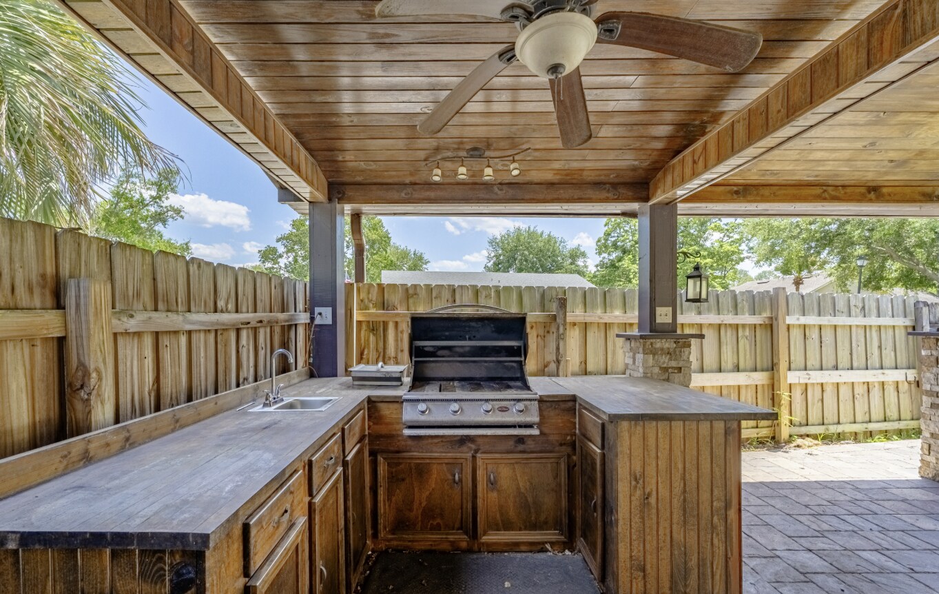 Building Photo - 2162 Saint Martins Dr E
