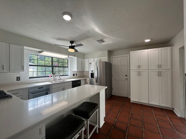 Building Photo - STUNNING 4BR/2BA Home with PRIVATE POOL & ...