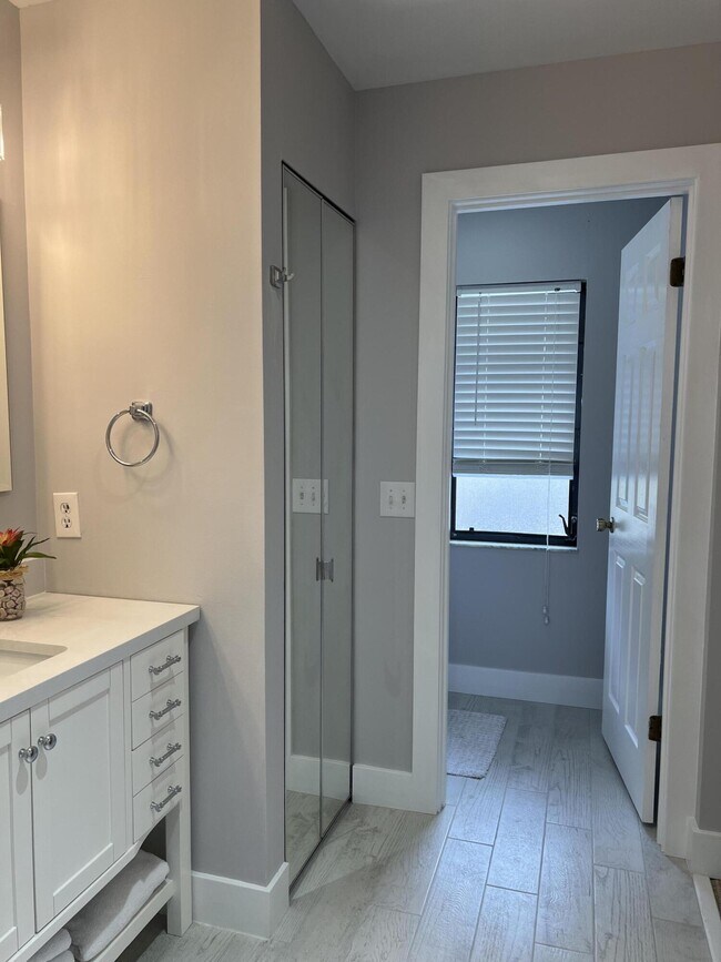 Building Photo - 301 SE Castle Ct