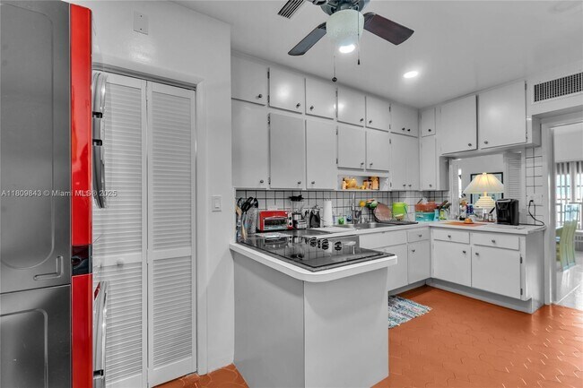 Building Photo - 9200 W Bay Harbor Dr
