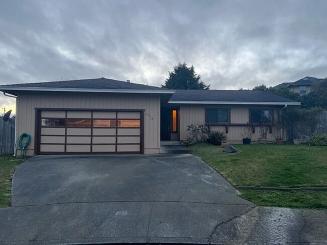 Building Photo - Quiet neighborhood, spacious home, large y...