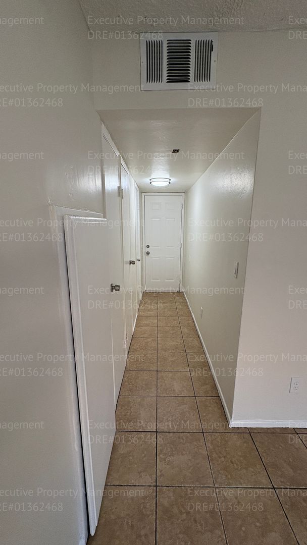 Building Photo - 2 bedroom 1.5 bathroom townhouse located in East Bakersfield Move In Special on Approved Credit