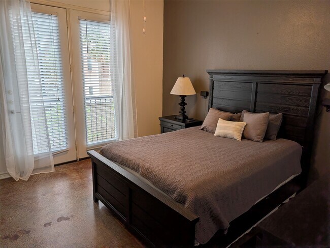 Building Photo - 2400 McCue Rd