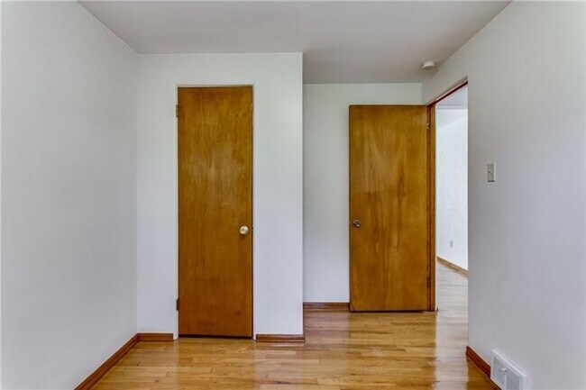 Building Photo - Beautiful 3 Bed / 1.5 Bath with Garage and Large Yard - Available May!!