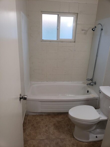 Building Photo - 11 E San Joaquin St