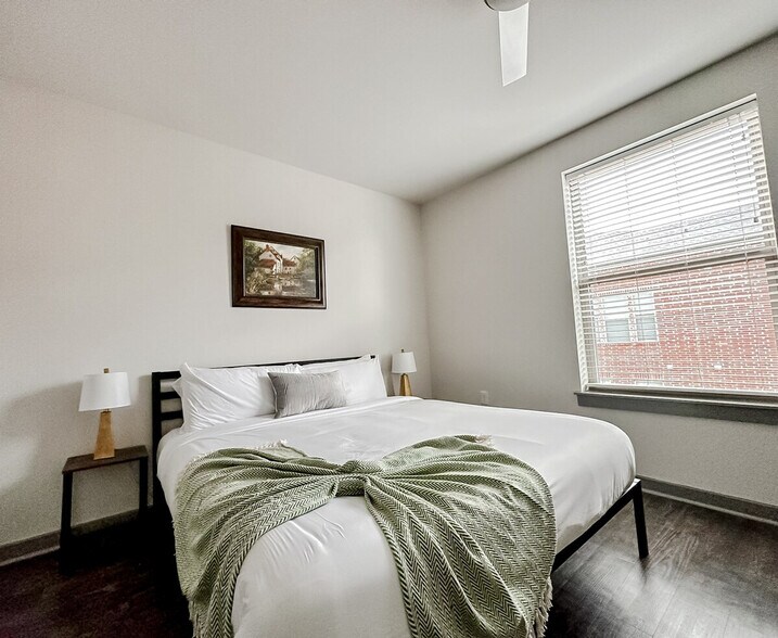 Building Photo - 111 E 4th St