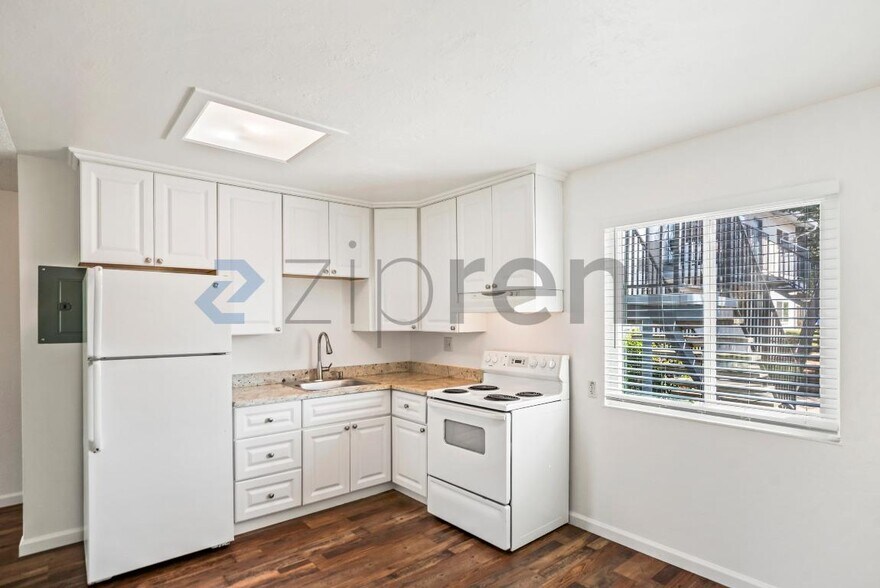 Building Photo - 3865 Almond Ave