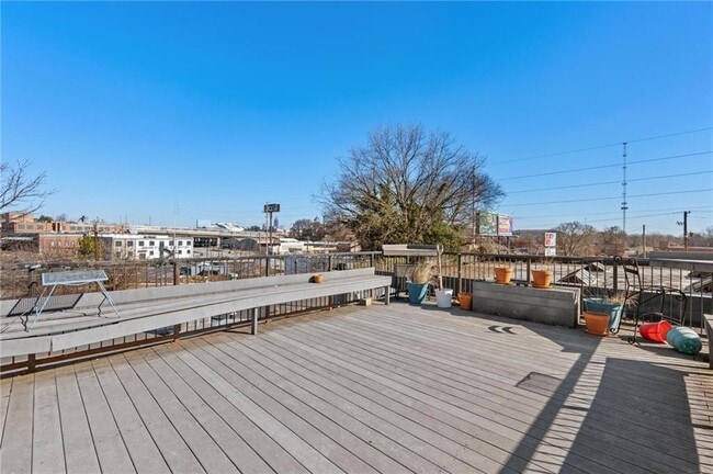 Building Photo - 644 Wells St SW