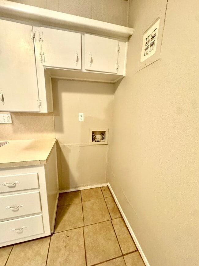 Building Photo - Unbelievable location! Available Today!