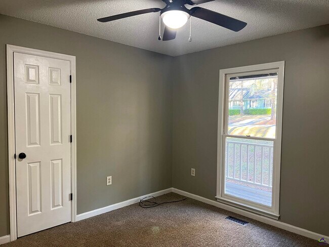 Building Photo - 981 Santa Fe Trail