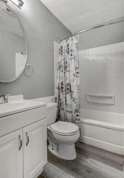 Building Photo - 2431 Gass Ave