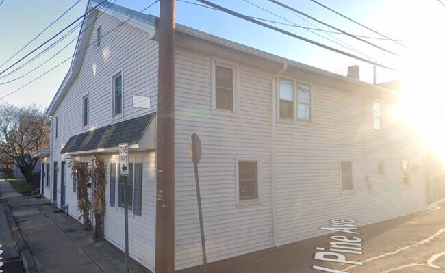 Building Photo - 212 W Pine Ave