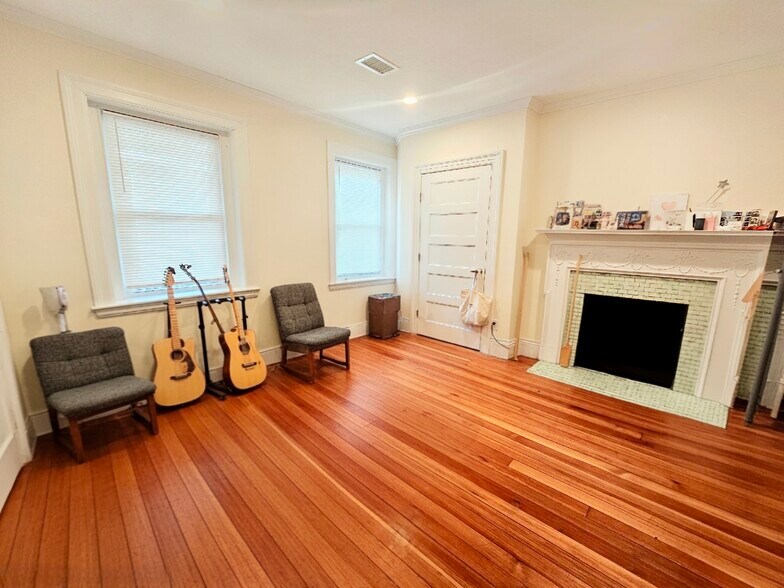 Building Photo - 1614 Beacon St