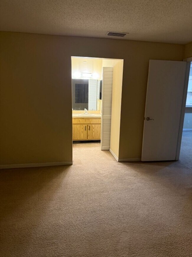 Building Photo - Coral Gardens Two bedroom condo