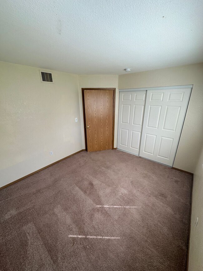 Building Photo - Perfect 2 Bedroom/1 Bathroom