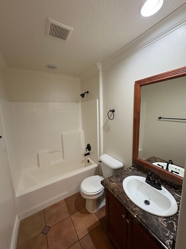 Building Photo - Two story home in NW Visalia Rent Ready!