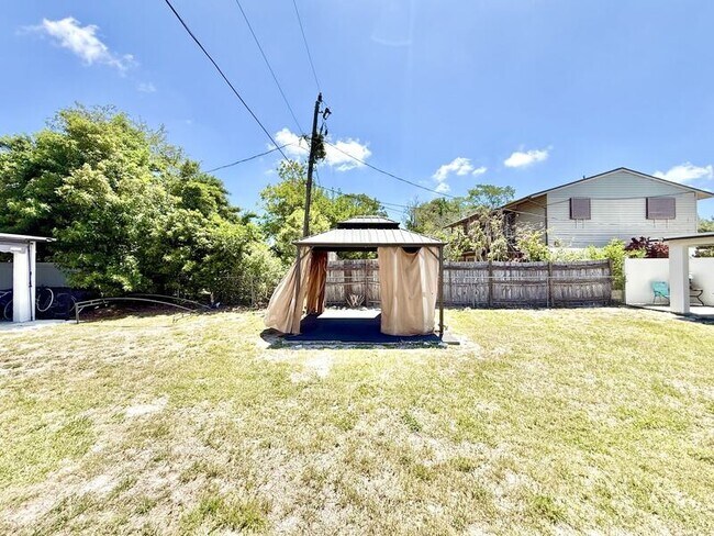 Building Photo - 7071 Bee Ridge Rd