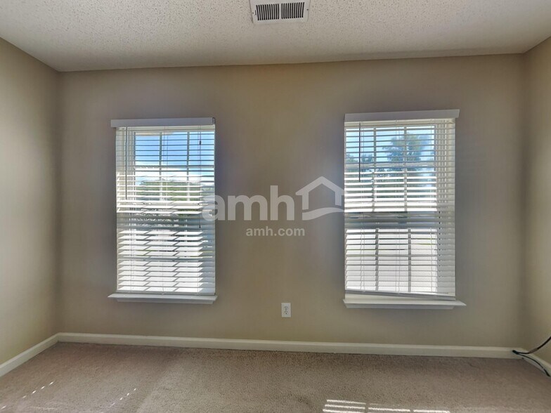 Building Photo - 720 Waterbrook Ln