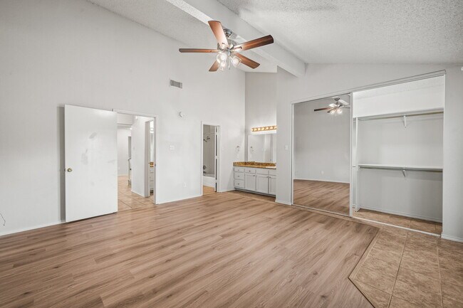 Building Photo - Spacious 2/2/2!