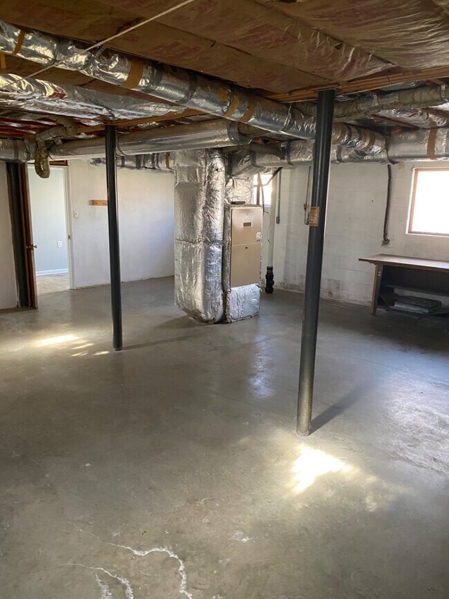 Building Photo - 242 White Pine Dr