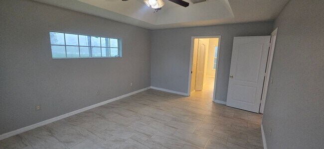 Building Photo - Huge Three Bedroom- 2 bath + den, 2 car ga...