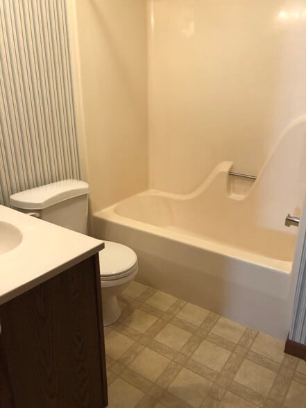 Building Photo - 319 Cherry St