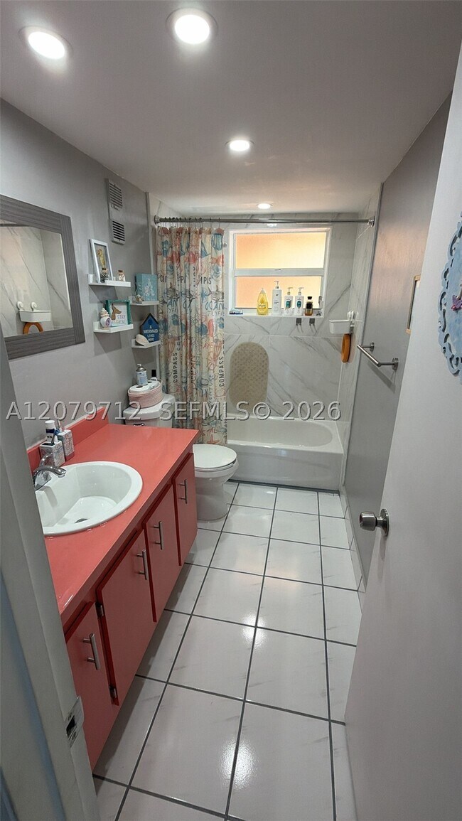 Building Photo - 13715 Kendale Lakes Dr