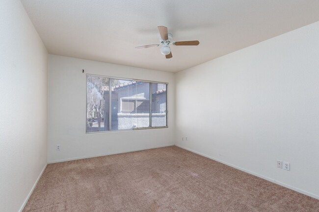 Building Photo - Spacious 3-bedroom 2 bath Condo in gated c...