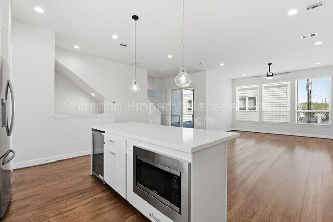 Building Photo - 3024 Charline