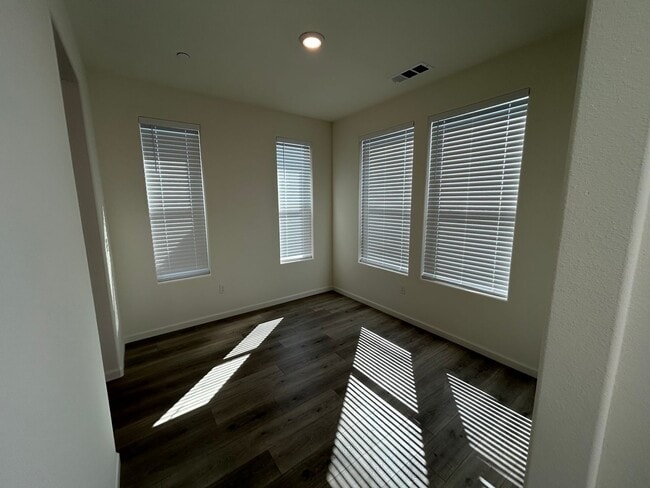 Building Photo - Beautiful Newer 4 Bedroom Home in Aspen-Sequoia Trails with Solar!