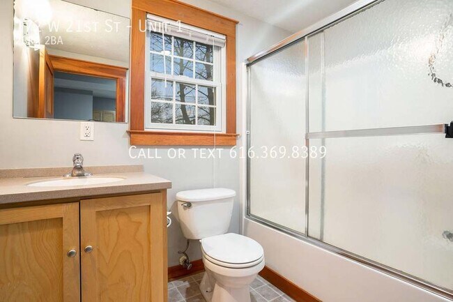 Building Photo - 172 W 21st St