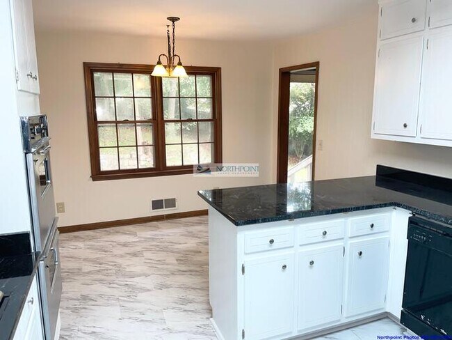 Building Photo - 5BR 3.5BA Stunning Home w/ Kitchen Suite • Garage + Carport in Marietta