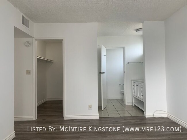 Building Photo - Move-in Specials Await in this Spacious 2B...