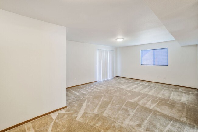 Building Photo - 4BR Split Level