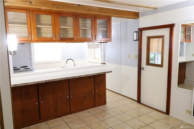 Building Photo - Bremerton Home with Bonus Rooms and Large Yard