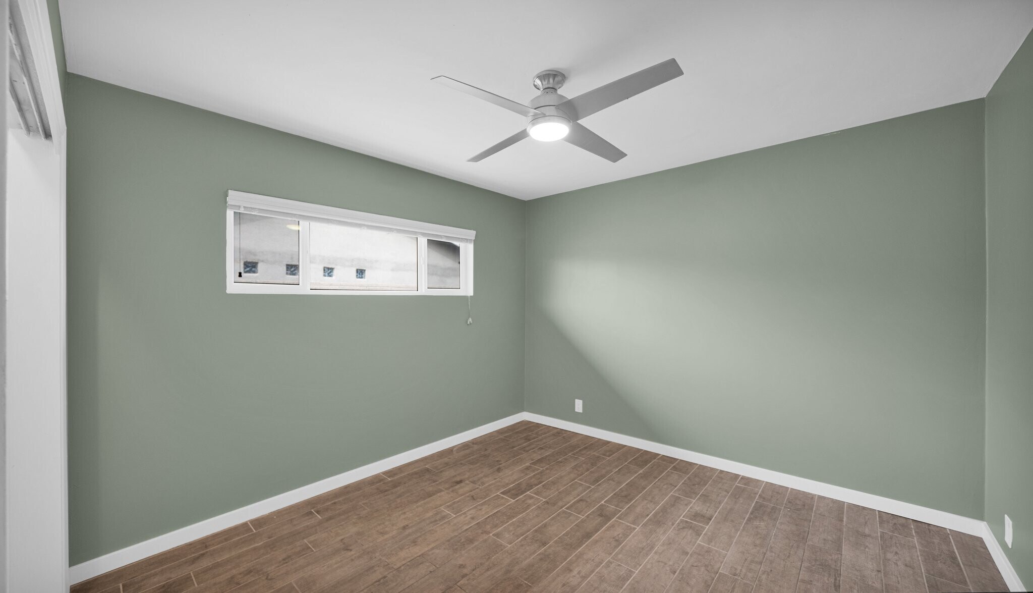 Building Photo - 1635 E Oak St