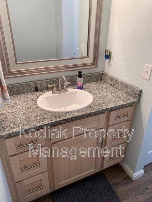 Building Photo - 1046 E 400 S