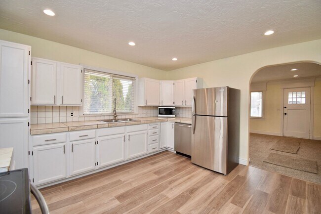 Building Photo - Remodeled 2 Bedroom Home in Salt Lake City!