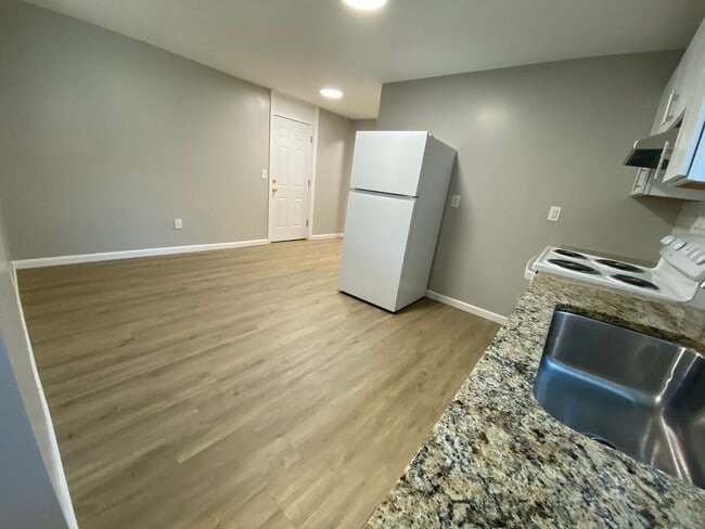 Building Photo - ELMWOOD PLACE - Fully Remodeled 2-3 bed home with 1 bath.