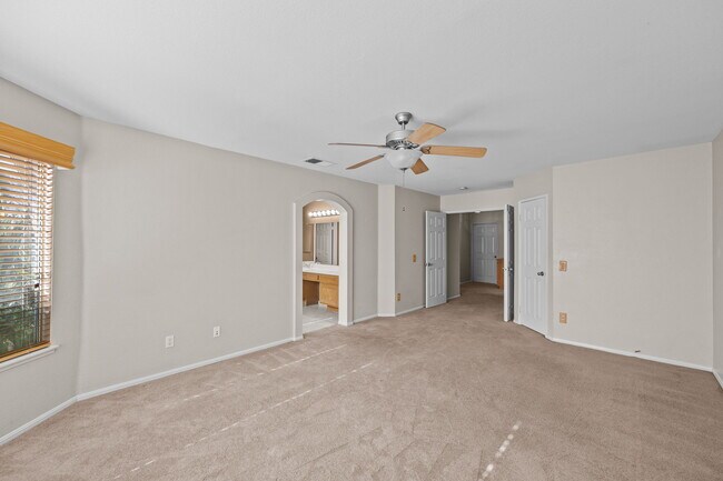 Building Photo - 620 Walnut Cir