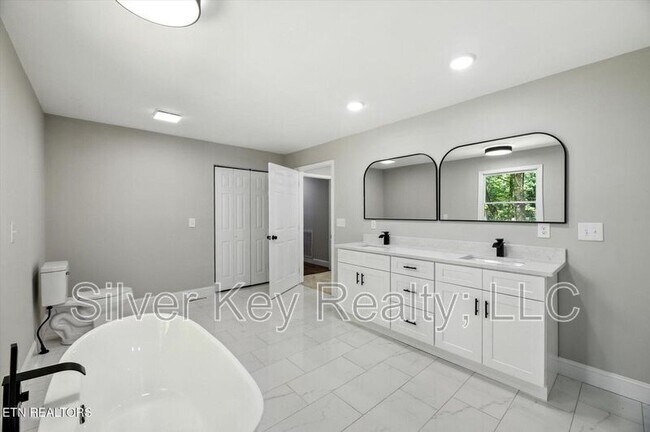 Building Photo - 1113 Springfield Dr